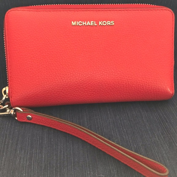 Michael Kors Handbags - Michael Kors Wristlet - Excellent Condition Michael Kors Handbags - Michael Kors Wristlet - Excellent Condition